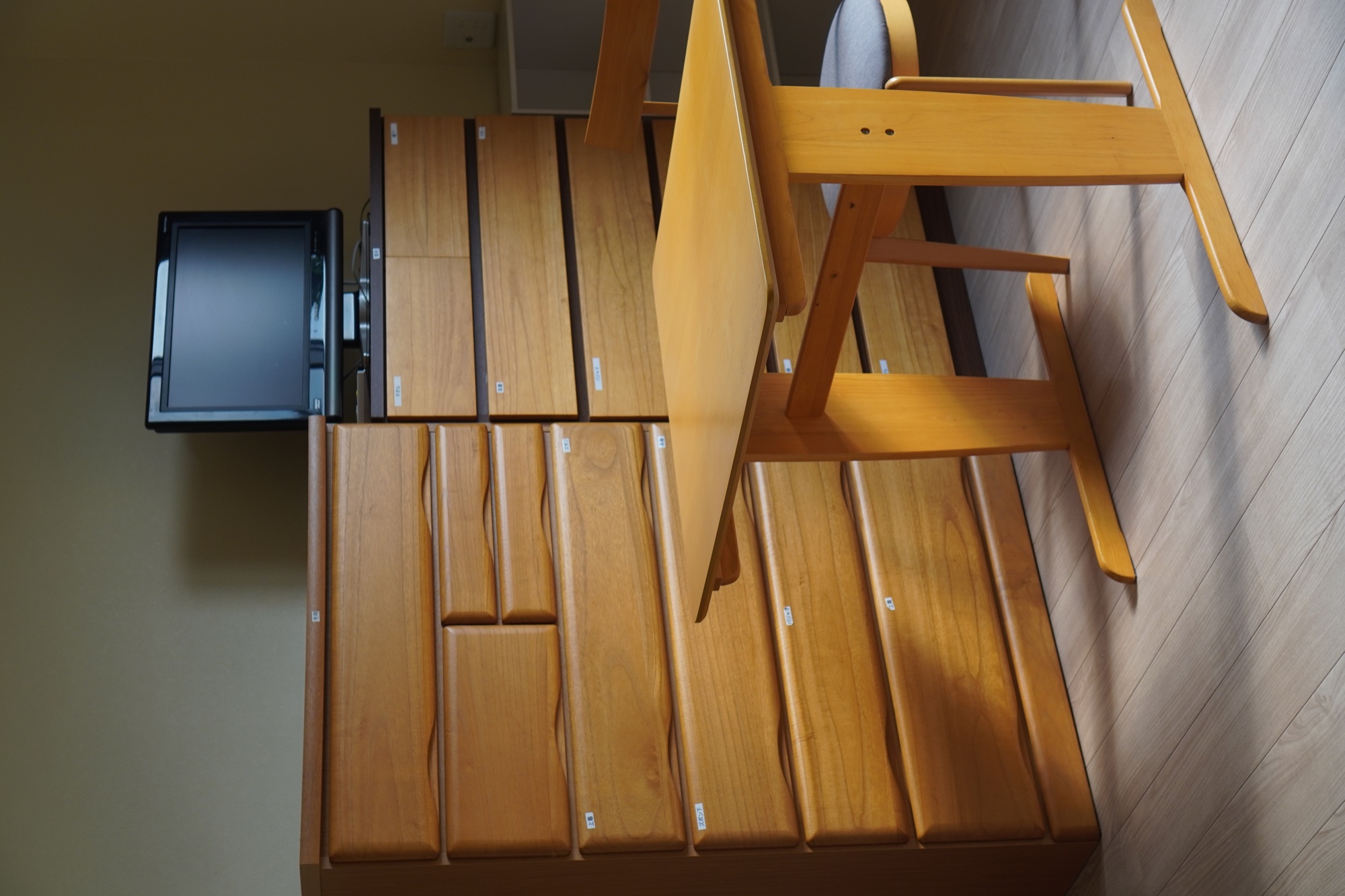 収納家具とテレビとテーブルを備えた居室