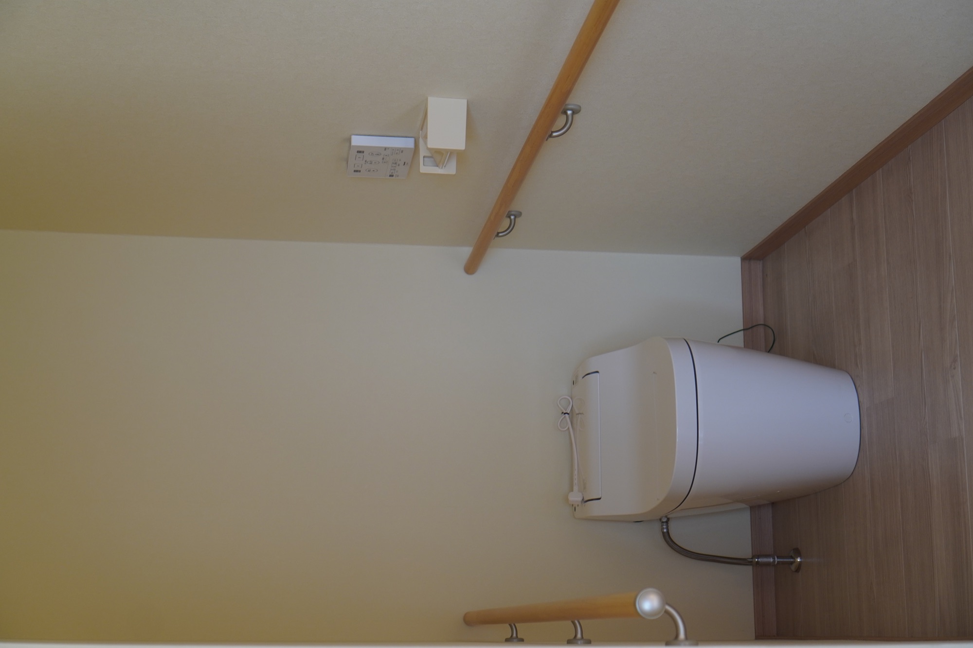 手すりを備えた居室内のトイレ